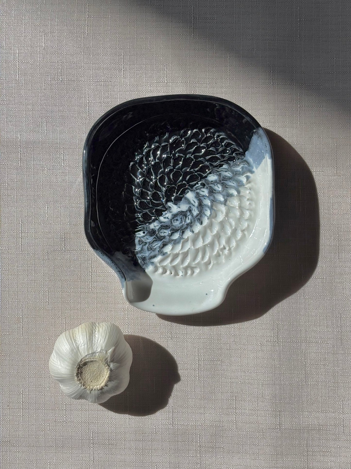 Garlic Grater - Black sand