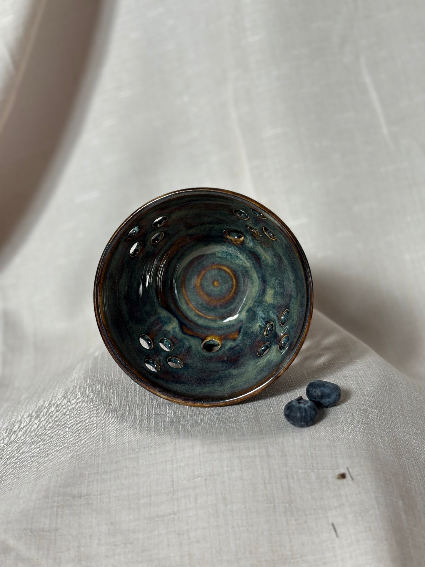 Mini berry bowl-(in built drip dish)- Stardust